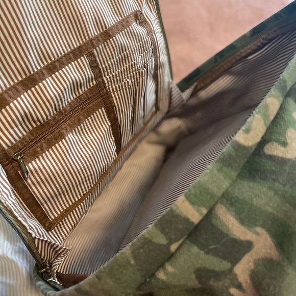 Camo book bag - Picture 3 of 3